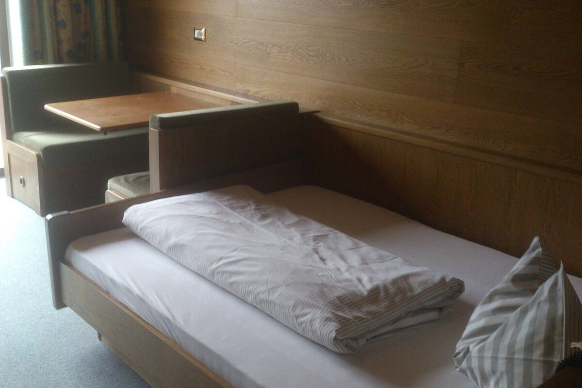 Single Room, Balcony | In-room safe, desk, bed sheets