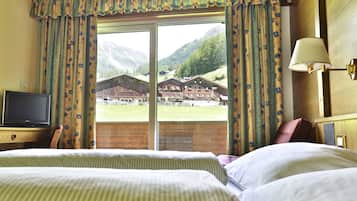 Quarto casal, sacada | Cofres nos quartos, escrivaninha, roupa de cama