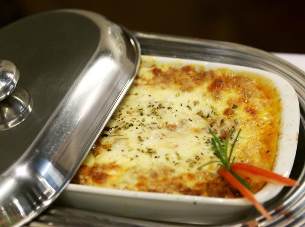 Un plato con tapa sobre una mesa.