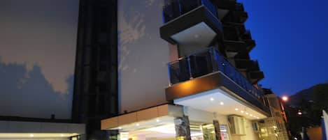 Utomhuspool, parasoller och solstolar