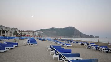Playa privada cerca, tumbonas y sombrillas