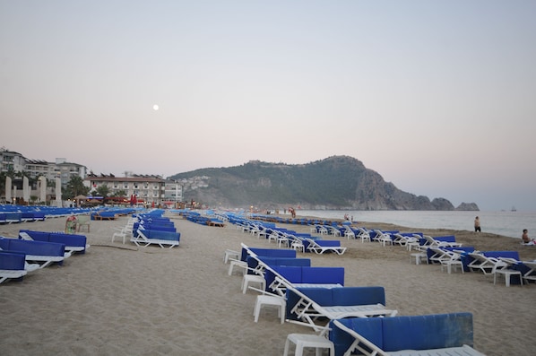 Playa privada en los alrededores, camastros y sombrillas 