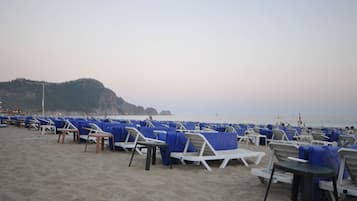 Plage privée à proximité, chaises longues, parasols