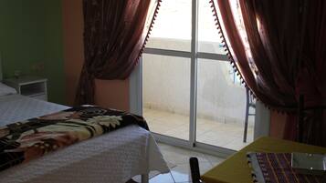 Chambre Double Deluxe, balcon, vue vallée | Coffres-forts dans les chambres, bureau, draps fournis