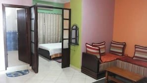 Familien-Suite, Talblick | Zimmersafe, Schreibtisch, Bettwäsche, Rollstuhlgeeignet