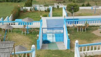 季節性室外游泳池,開放時間為 10:00 至 18:00,提供泳池遮陽傘和日光浴躺椅