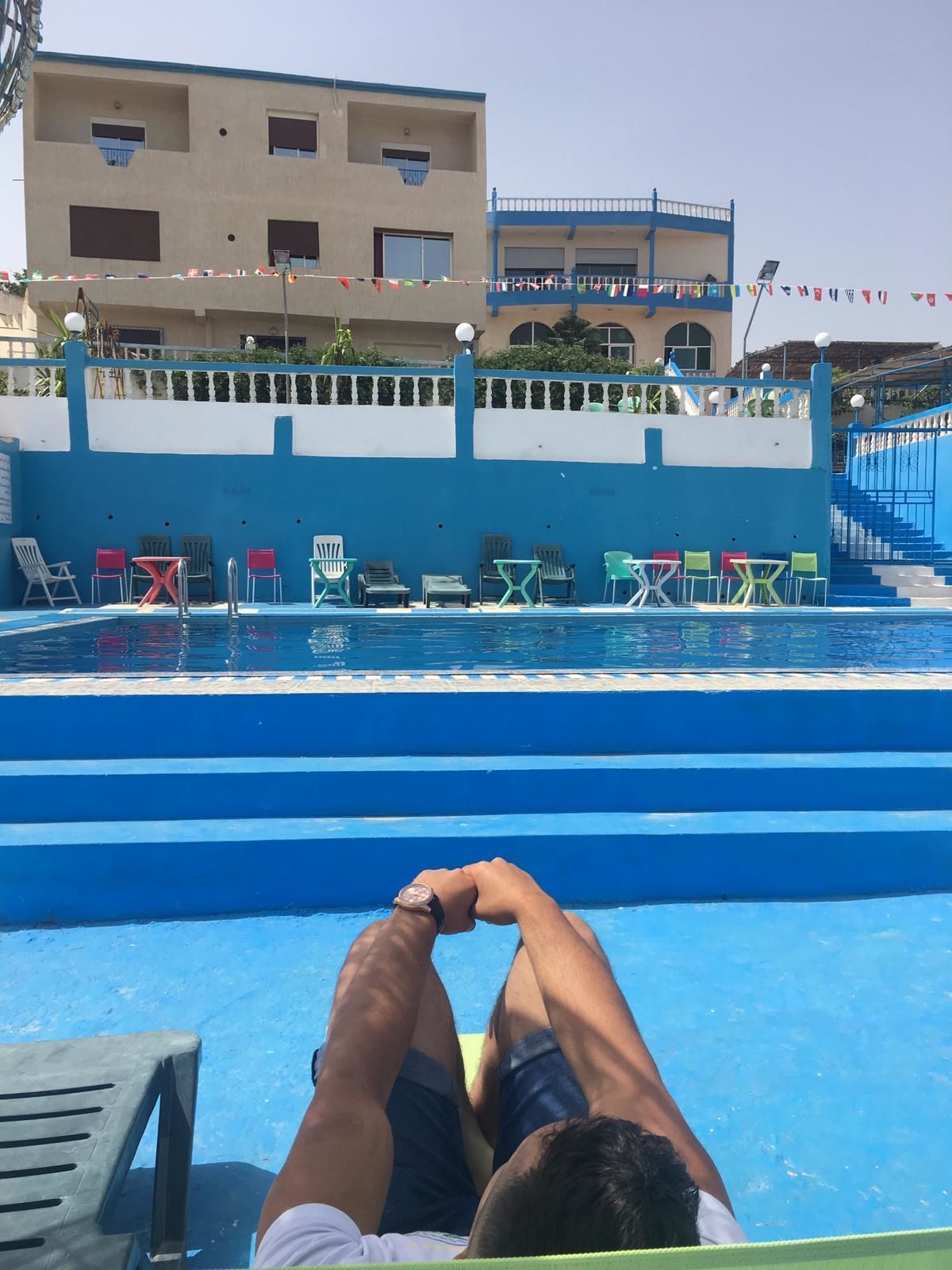 Una piscina al aire libre de temporada, sombrillas