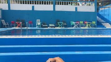 Außenpool (je nach Saison geöffnet), Sonnenschirme, Liegestühle