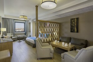 Suite Junior, 1 très grand lit (Oversized Room) | Literie de qualité supérieure, articles gratuits dans le mini-bar