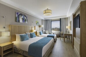 أغطية فراش متميزة وعناصر مجانية داخل الميني بار وخزنة داخل الغرفة ومكتب