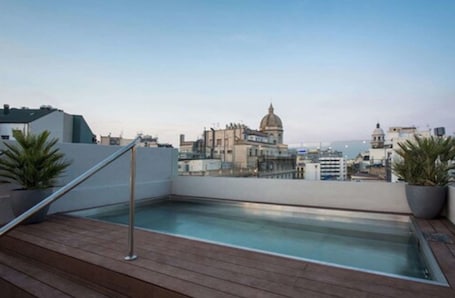 Una piscina al aire libre, sombrillas, tumbonas. Hotel Midmost by Majestic Hotel Group