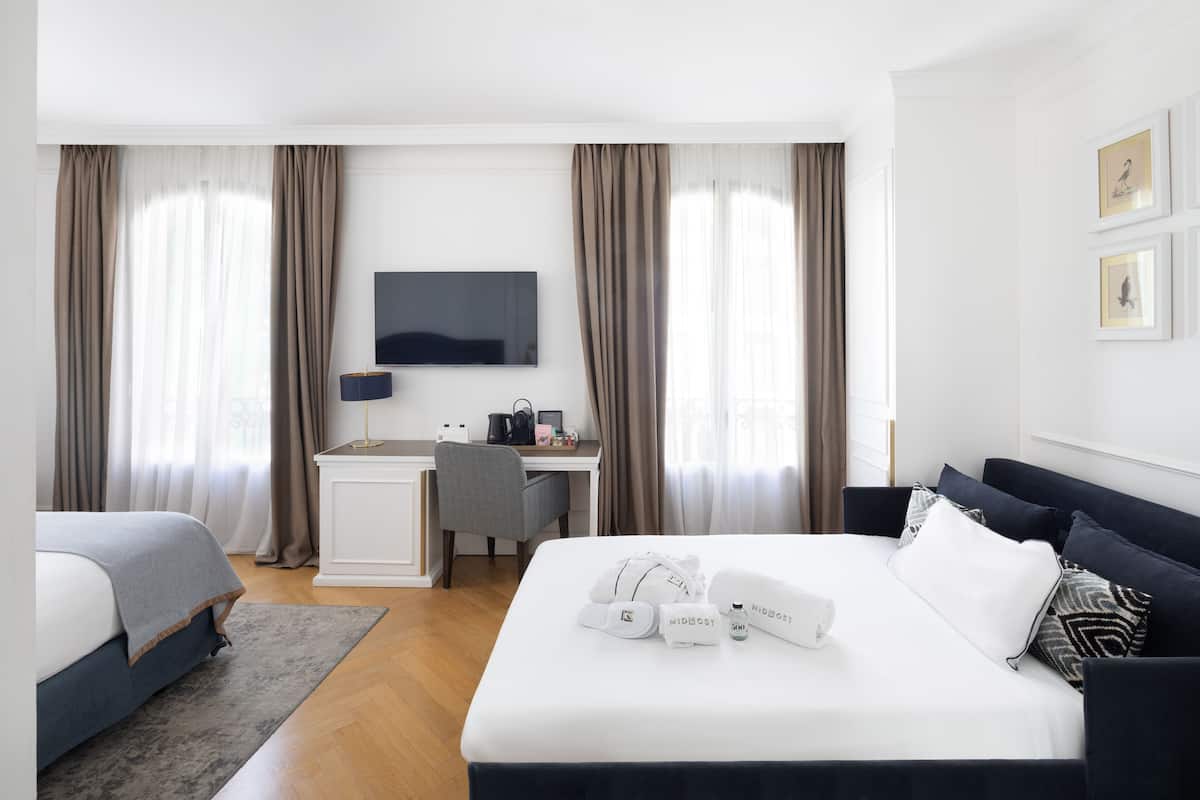 Junior-Suite, Balkon | 1 Schlafzimmer, Minibar, Zimmersafe, Schreibtisch