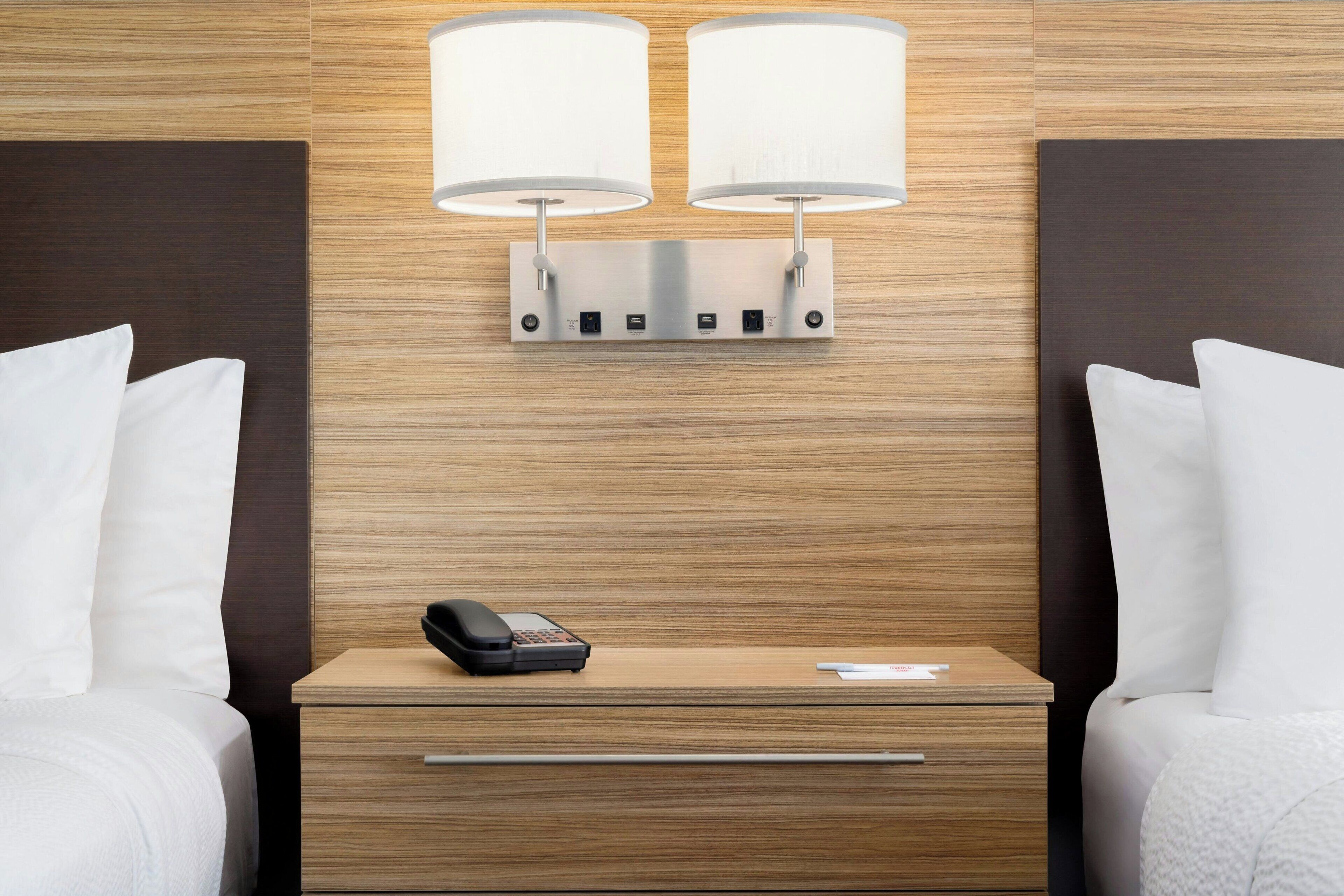 Estudi, 2 llits de matrimoni | Escriptori, cortines opaques, planxa i posts de planxar i wifi gratuïta 