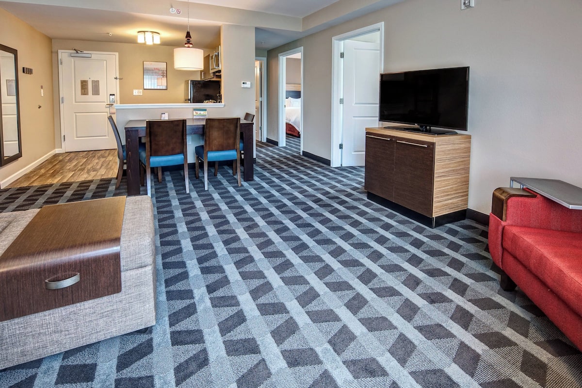 Suite, 2 Bedrooms | Ruang tamu | 32 inci sebuah televisyen pintar dengan kabel, TV, Netflix