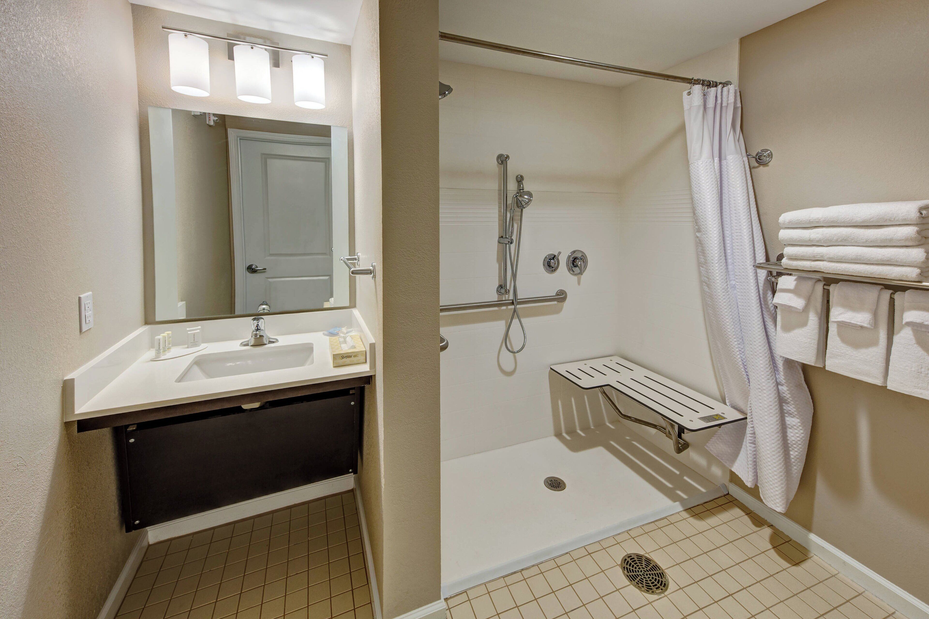 studio, 2 queen beds, non smoking | bathroom | combined shower/bathtub, free toiletries, hair dryer, towels