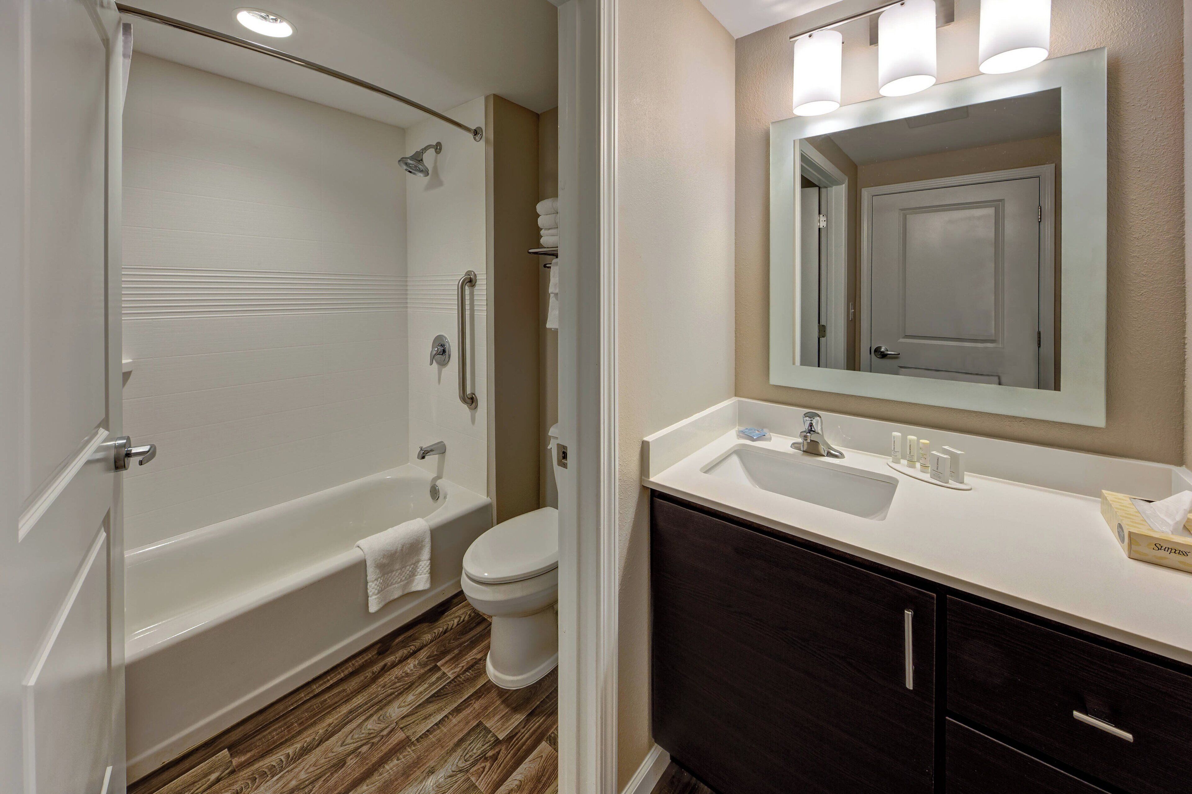 suite, 2 bedrooms | bathroom | combined shower/bathtub, free toiletries, hair dryer, towels