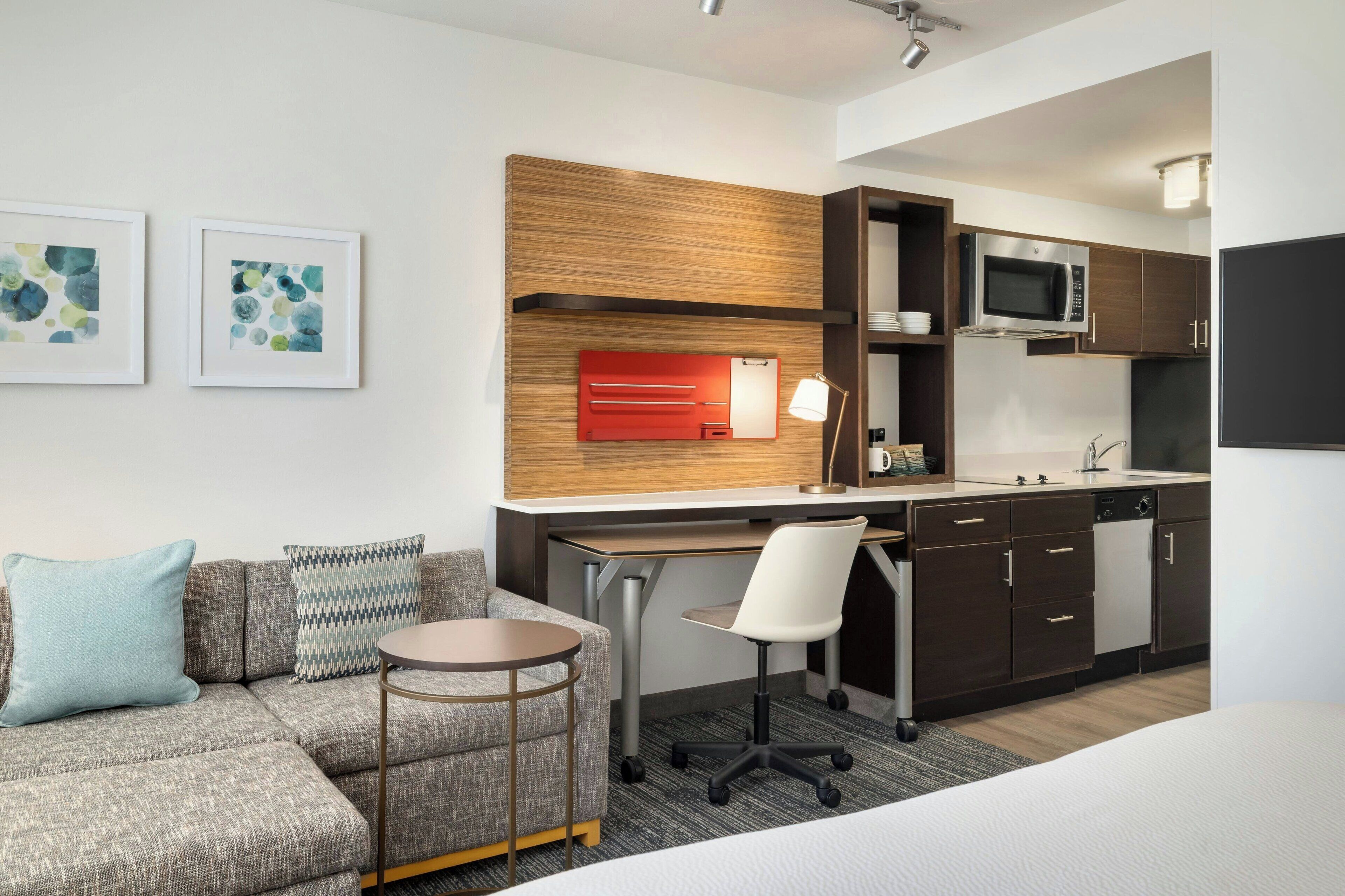 Studio, 1 kingsize bed met slaapbank | Woonruimte | Een 32-inch smart-tv met kabelzenders, televisie en Netflix