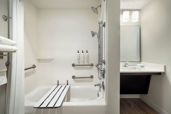 Un baño moderno con bañera, ducha y tocador.