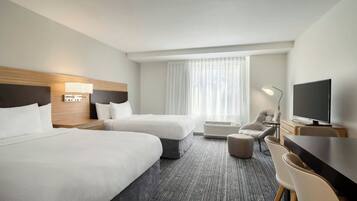 Escritorio, cortinas blackout y tabla de planchar con plancha