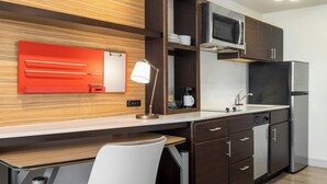 Studio, 1 Katil Raja (King) dengan Katil Sofa | Meja, langsir/tirai gelap terus, seterika/papan seterika, Wi-fi percuma 