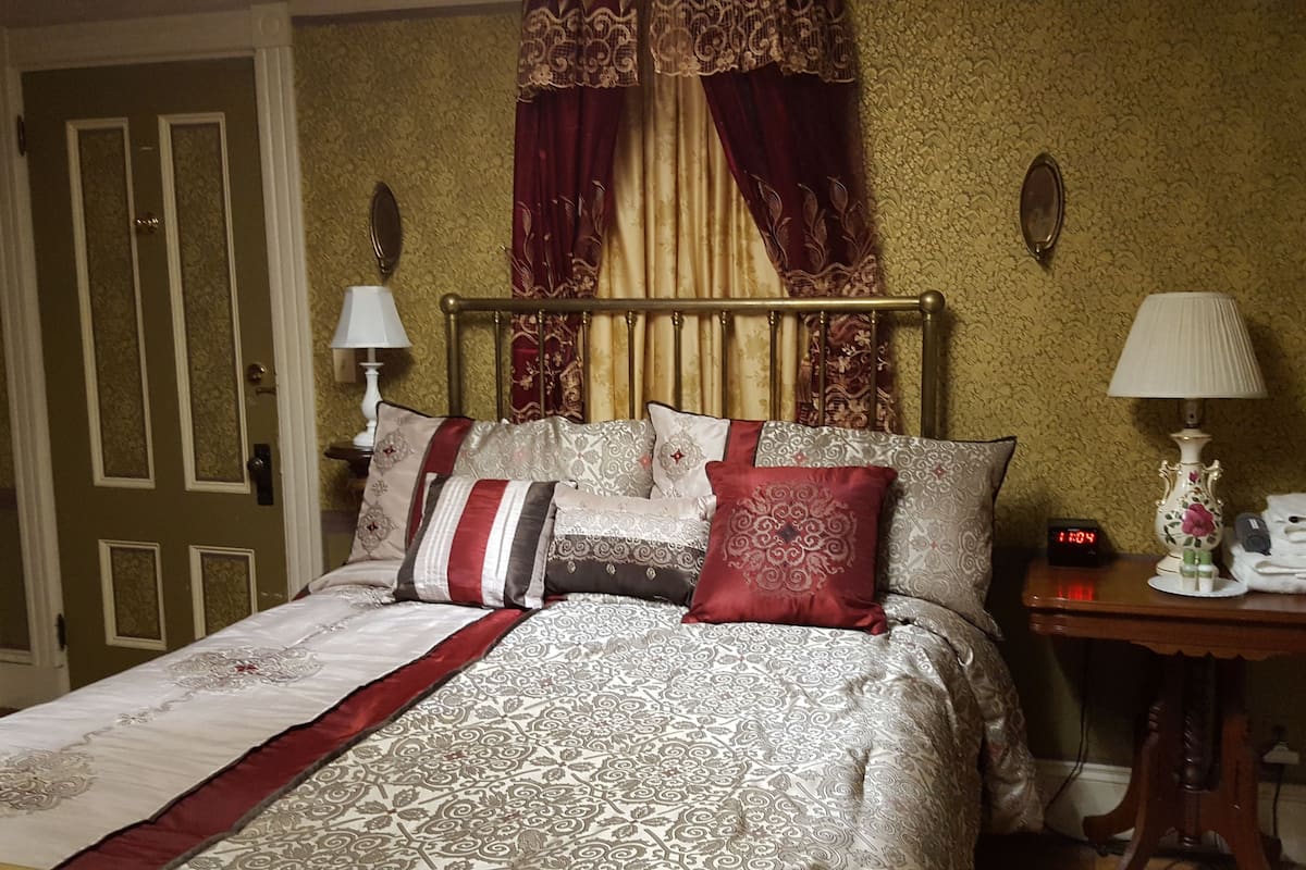 Room #7: Mcintosh | Egyptian cotton sheets, down comforters, individually decorated
