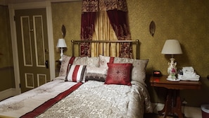 Room #7: Mcintosh | Egyptian cotton sheets, down comforters, individually decorated - Holidae House Bed & Breakfast (Bethel)