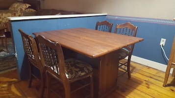Room #8: Wandering Moose | In-room dining