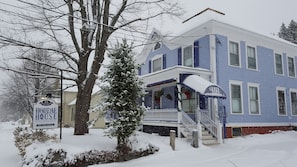 Front of property - Holidae House Bed & Breakfast (Bethel)