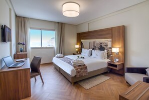 ห้องซูพีเรียสวีท (Gold) | เครื่องนอนระดับพรีเมียม, เตียงเมมโมรีโฟม, มินิบาร์, ตู้นิรภัยในห้องพัก