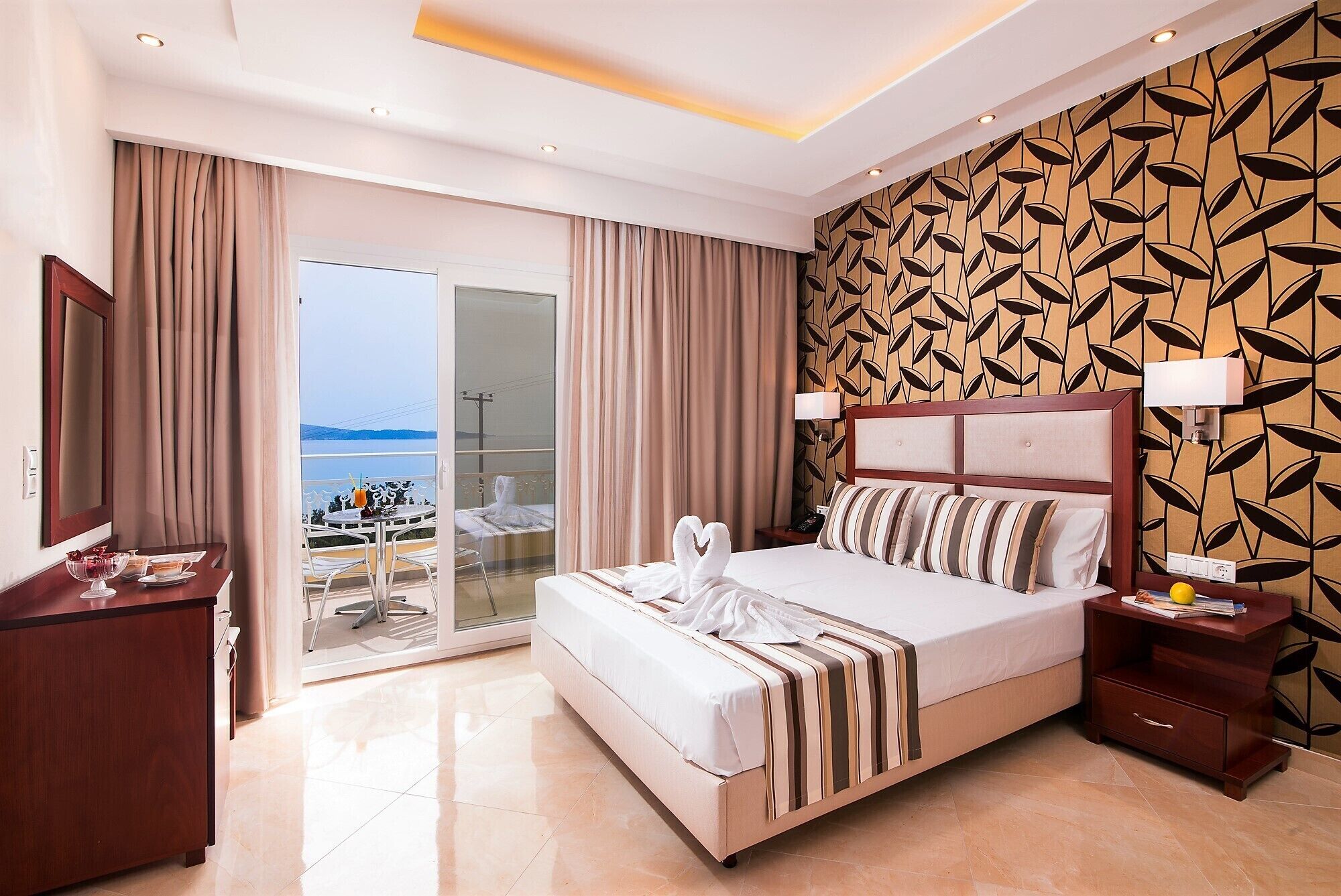 Dobbeltrom – deluxe, sjøutsikt | Safe på rommet, lydisolert, strykejern/-brett og wi-fi (inkludert)