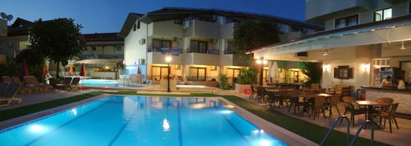 2 piscine all'aperto, ombrelloni da piscina, lettini