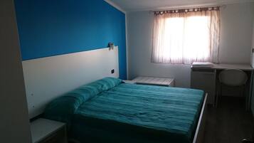 Ropa de cama de alta calidad y caja de seguridad en la habitación