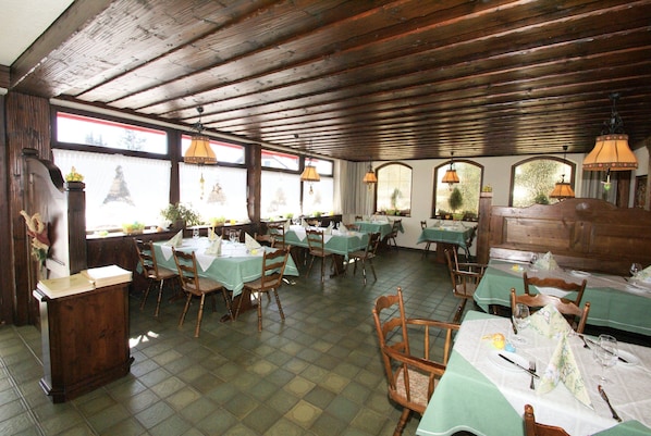Ofereix taules a l'aire lliure i s'hi serveixen dinars i sopars
