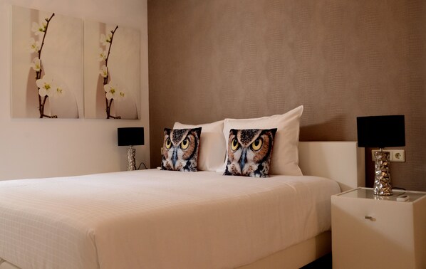 Premium bedding, minibar, in-room safe, individually decorated - Prassa 3 Boutique Hotel (São Vicente)