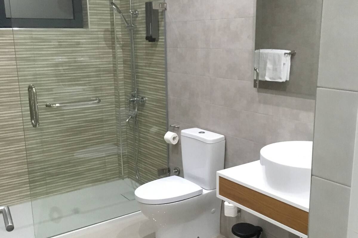 ห้องเอ็กเซกคิวทีฟดับเบิล | ห้องน้ำ | ฝักบัว, ของใช้ในห้องน้ำฟรี, ไดร์เป่าผม, ผ้าเช็ดตัว