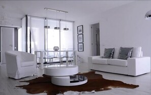 Hochwertige Bettwaren, Minibar, Zimmersafe, individuell dekoriert