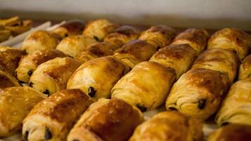 Café da manhã com buffet grátis todos os dias