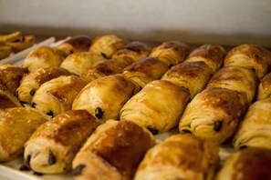 بوفيه فطور مجانًا يوميًا