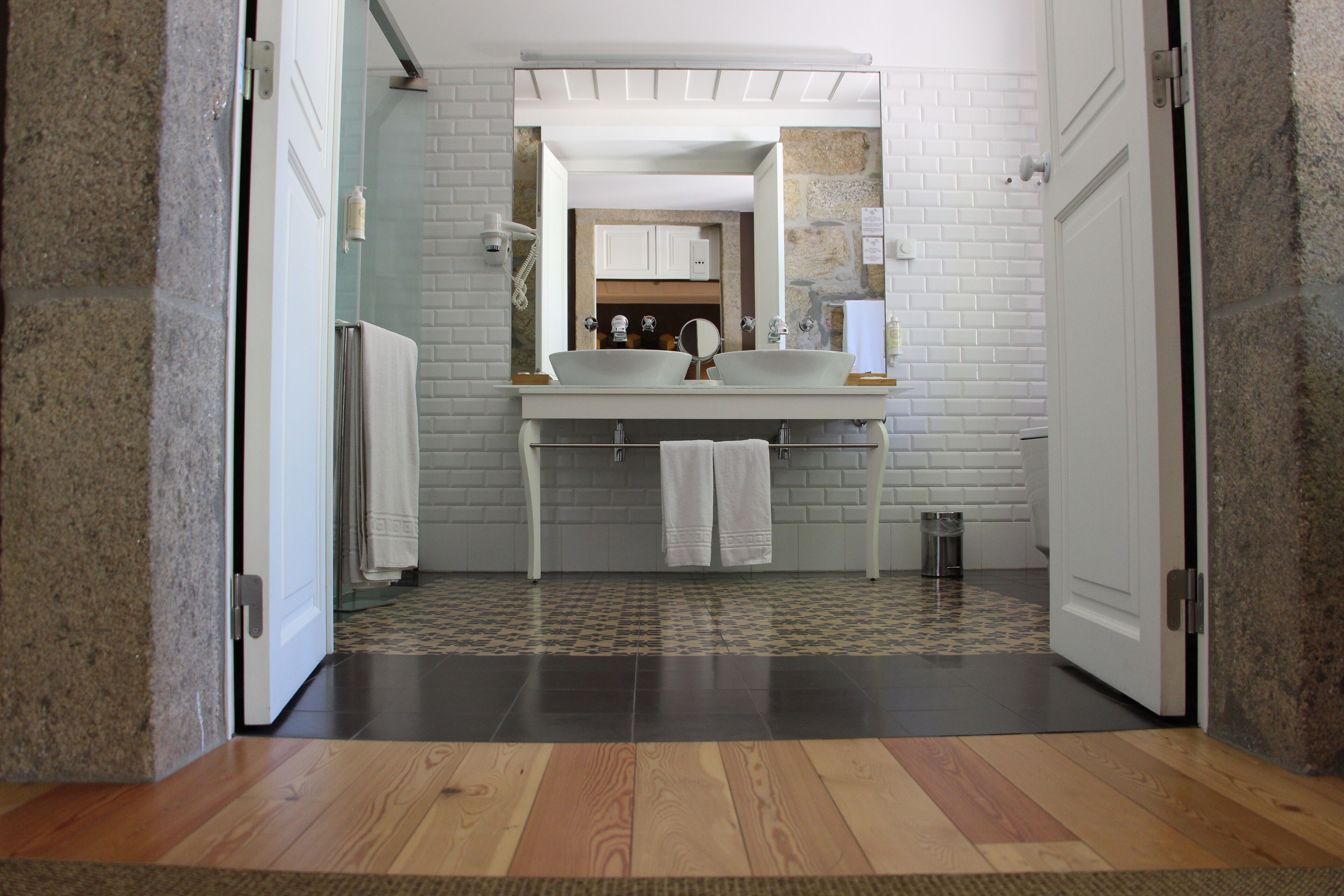 deluxe suite, 1 double bed | bathroom | combined shower/bathtub, eco-friendly toiletries, hair dryer, bathrobes