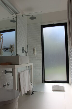 Bungalow, 1 Bedroom | Bathroom | Combined shower/tub, eco-friendly toiletries, hair dryer, bathrobes - Longroiva Hotel Rural (Meda)