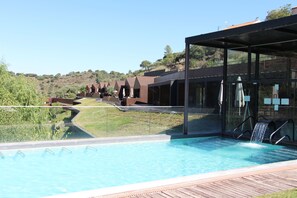 حمّام سباحة خارجي، مقاعد للتشمس