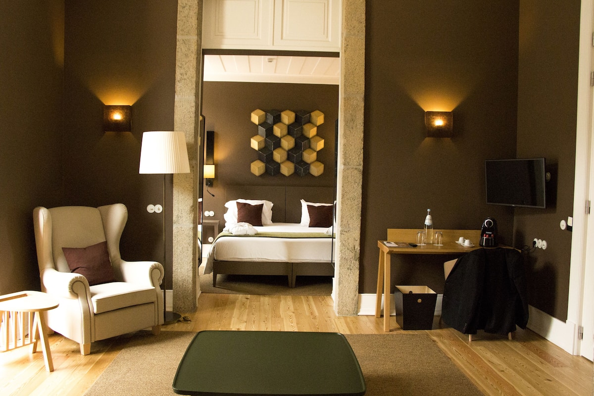 deluxe suite, 1 double bed | minibar, in-room safe, soundproofing, rollaway beds