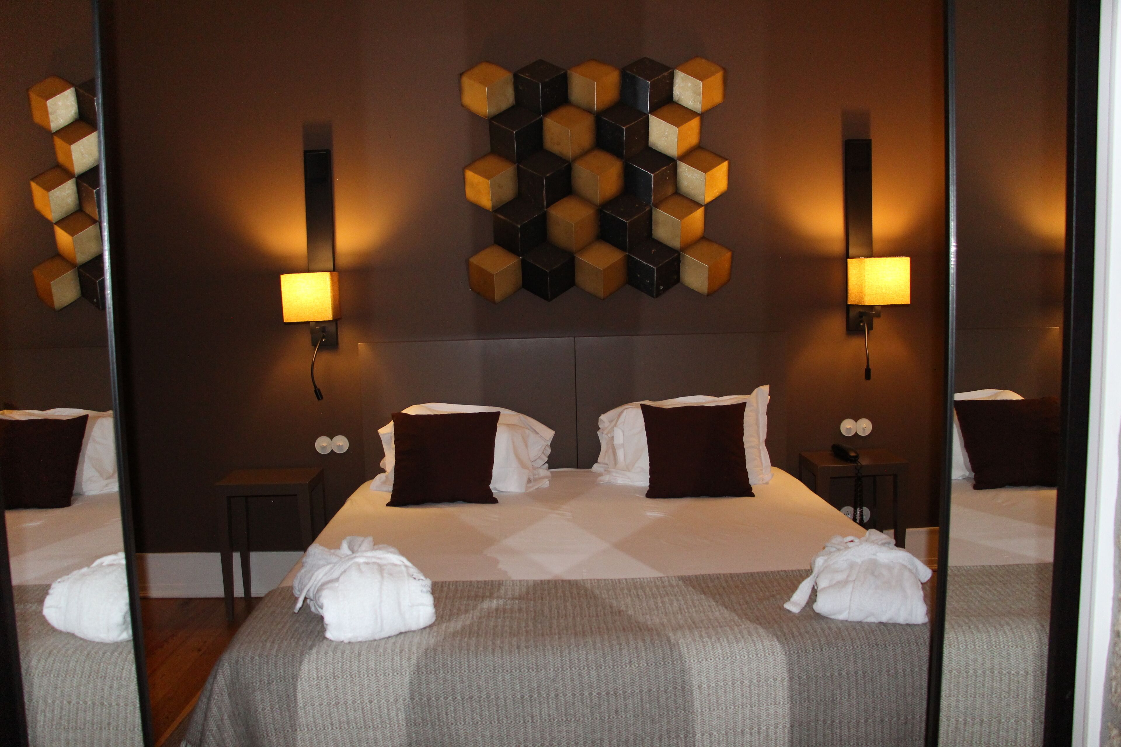 deluxe suite, 1 double bed | minibar, in-room safe, soundproofing, rollaway beds