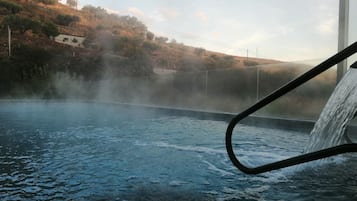 Alberca al aire libre y camastros