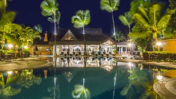 Outdoor pool, pool umbrellas, sun loungers