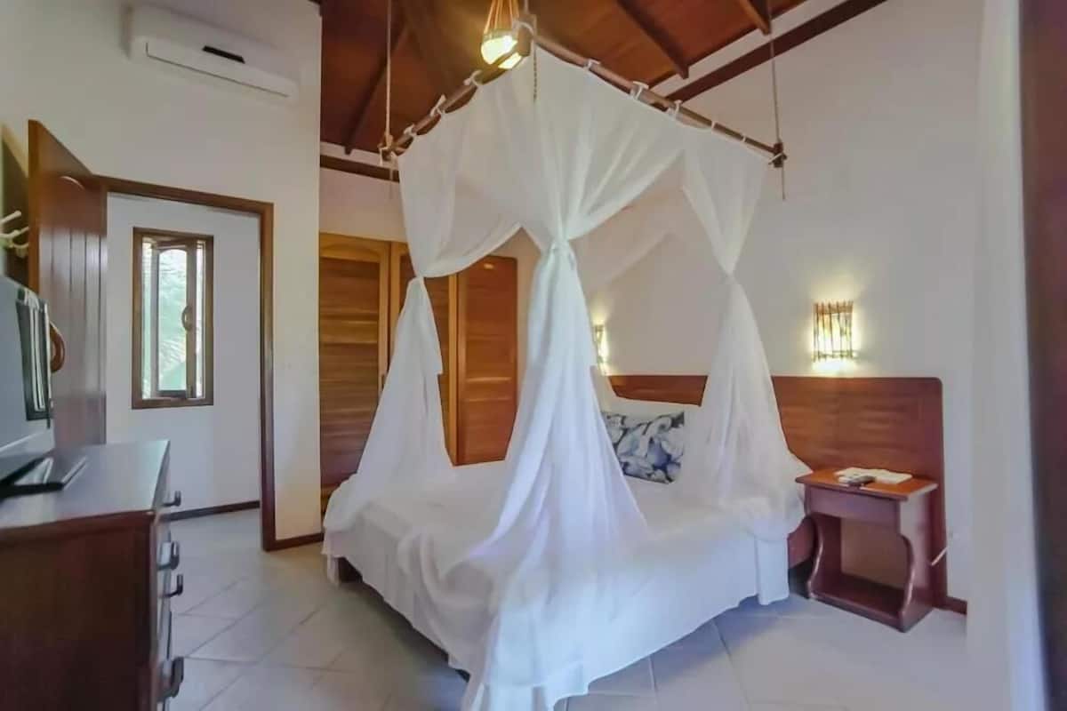 Minibar, in-room safe, blackout drapes, bed sheets
