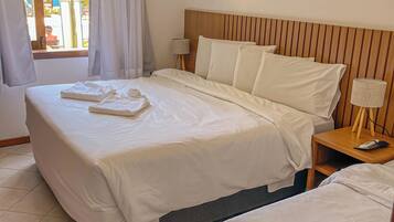 Frigobar, cofres nos quartos, cortinas blackout, roupa de cama