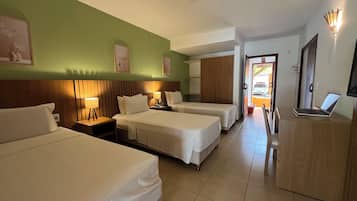 Apartamento junior | Minibar, caja fuerte, cortinas opacas y ropa de cama