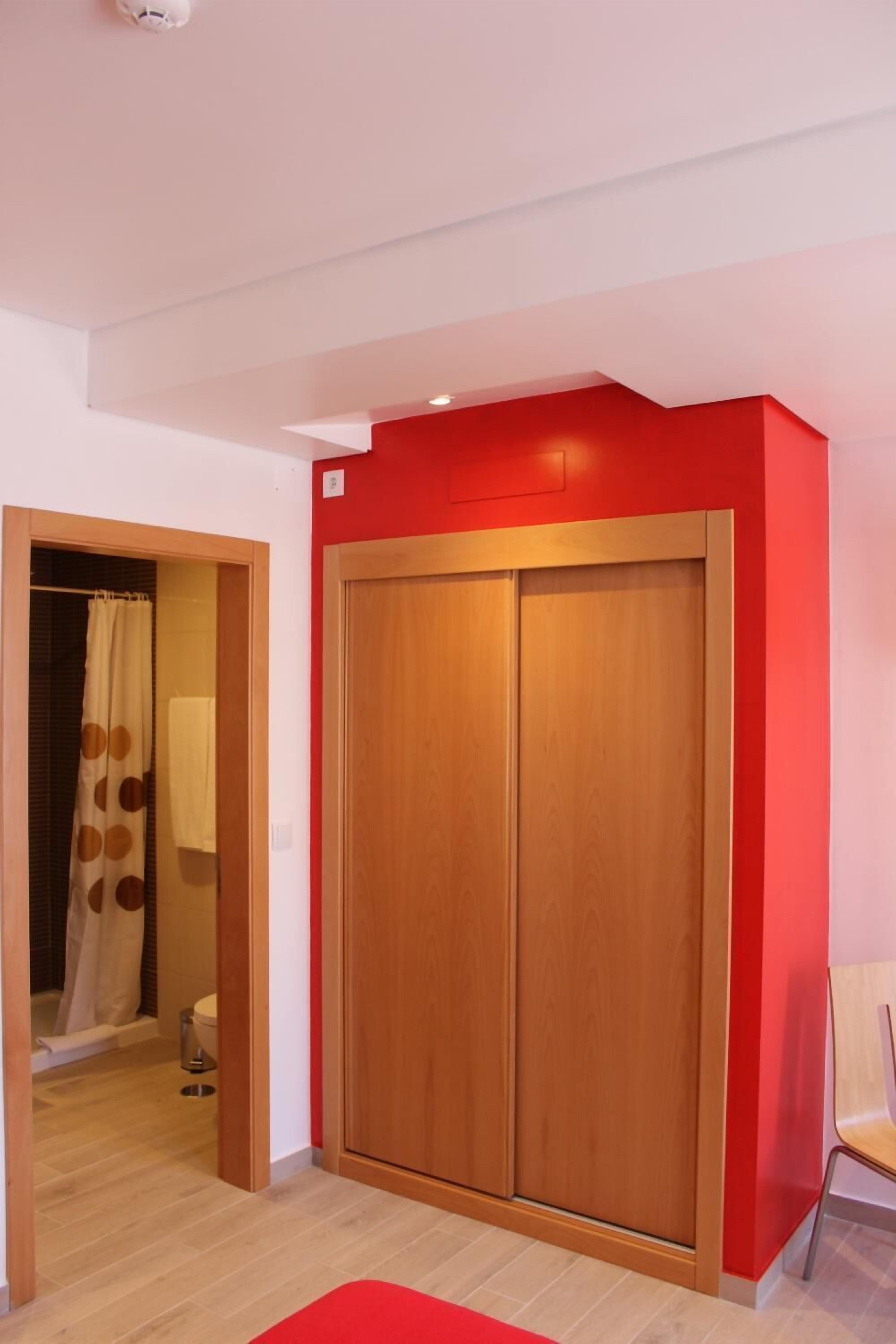 Cortinas blackout, cunas, camas extra y wifi gratis 