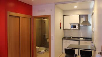 Studio, Kitchenette (2 people) | Private kitchenette | Fridge, microwave, stovetop, electric kettle